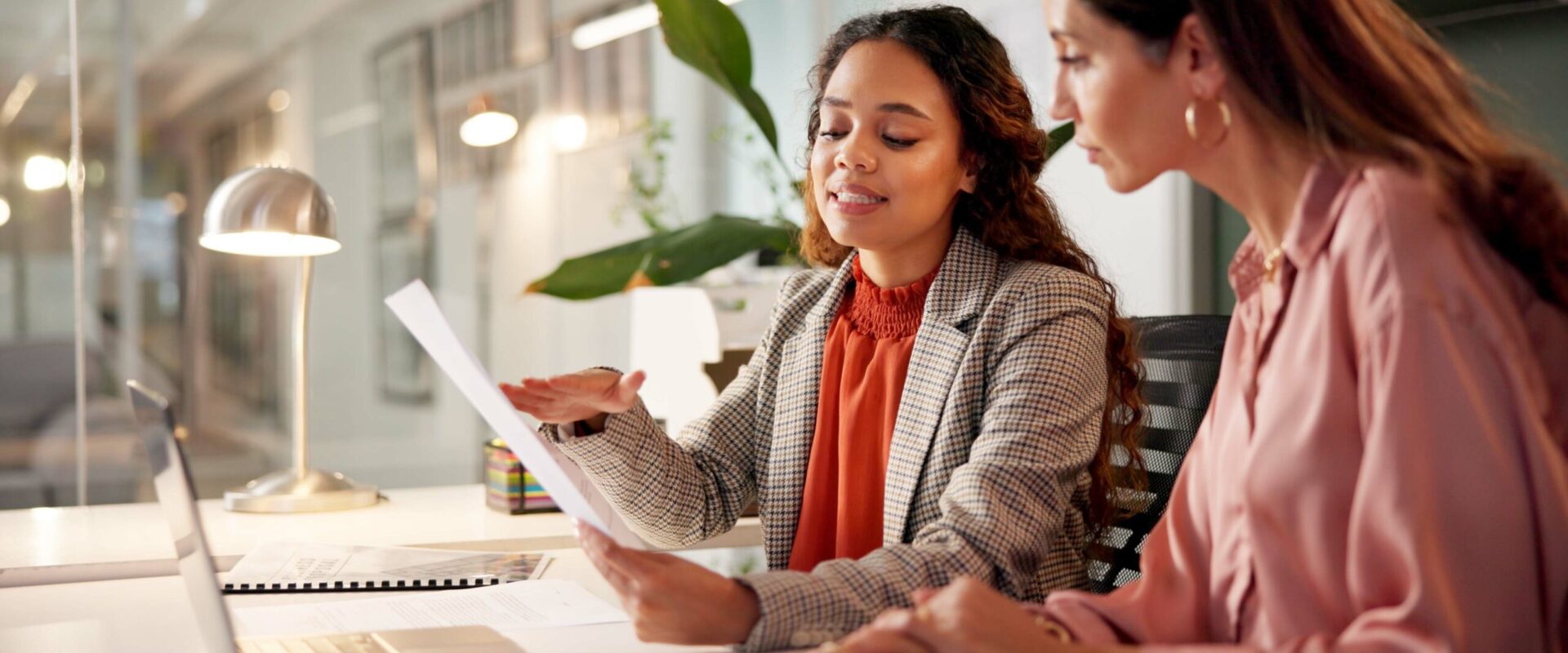 AdobeStock_1066388514 Teams collaborating